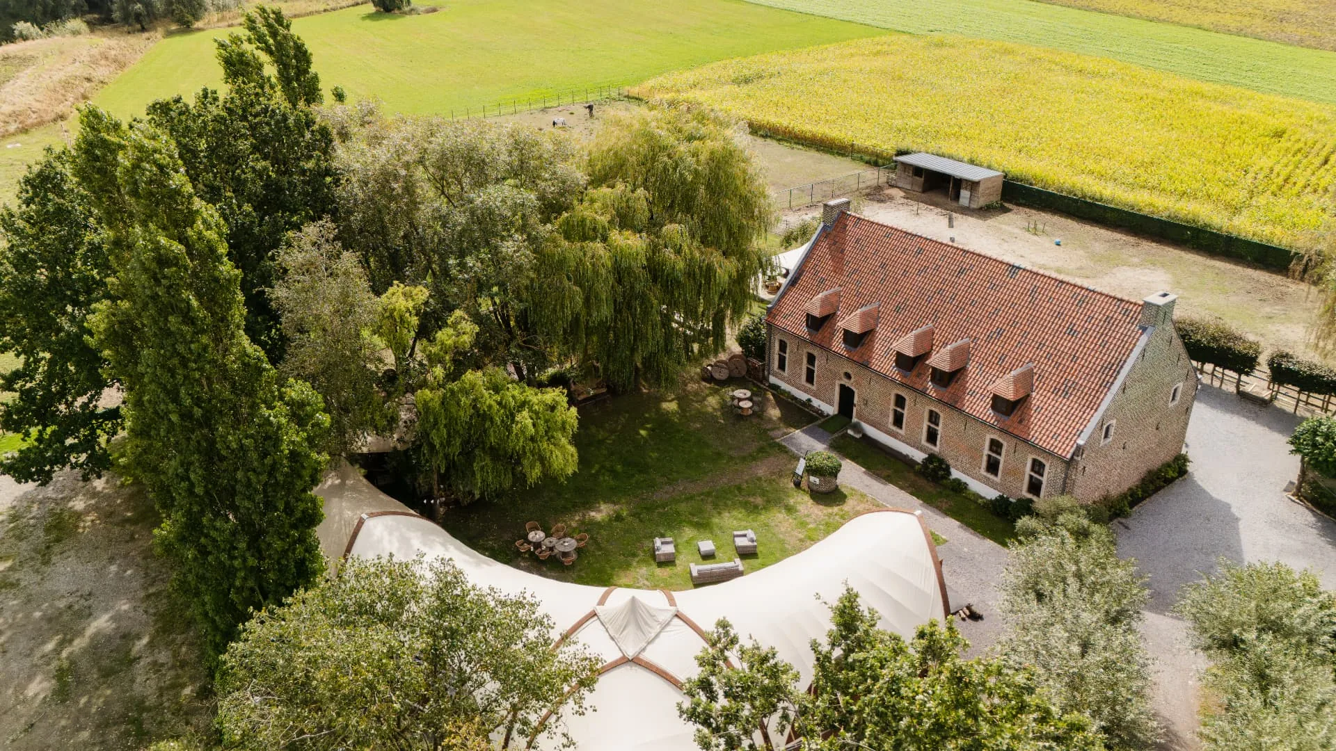 Luchtfoto van Huis van Mem met hoeve, paviljoen en groene omgeving