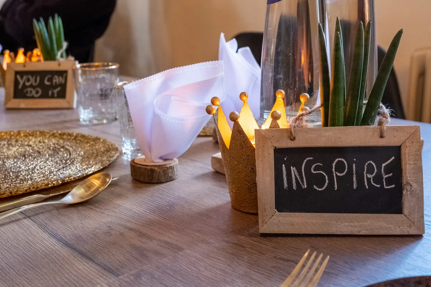 Werktafel met naamkaartjes en glazen tijdens een teamdag